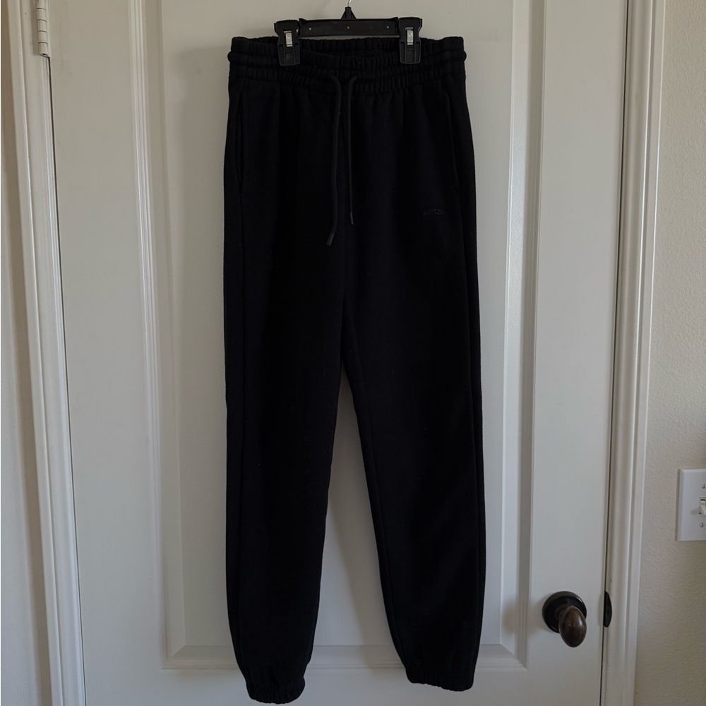 Aritzia TNA Sweatfleece Boyfriend Fit Black Sweatpant.